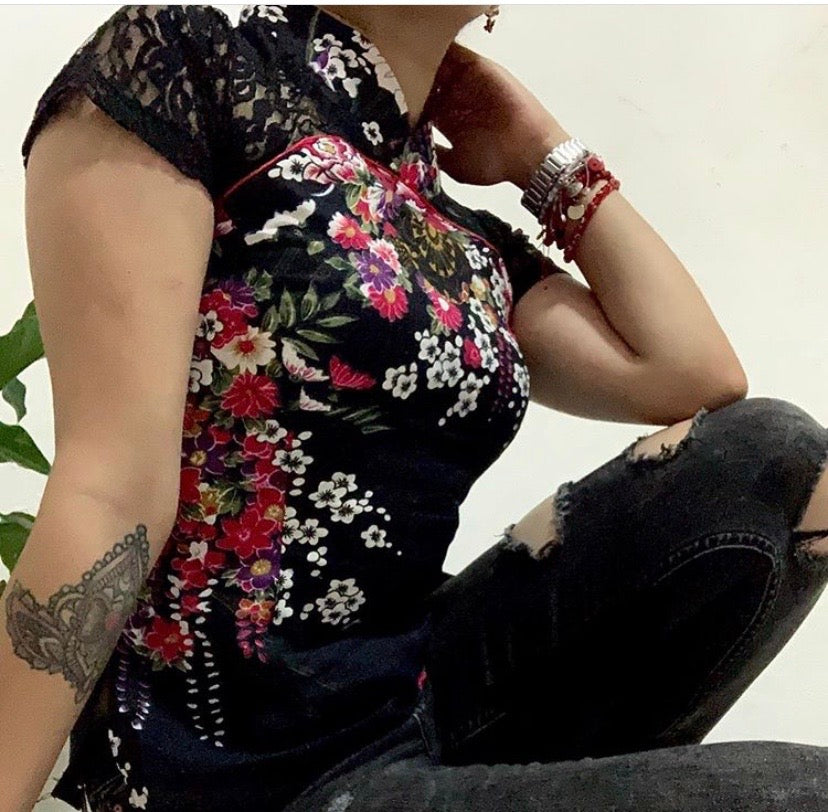 Blusa floral cuello mao