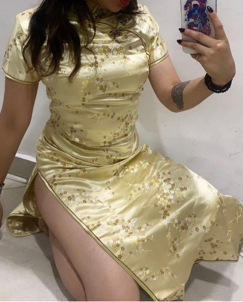 Qipao largo dorado dragón