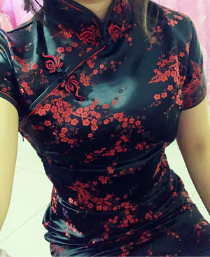 Qipao largo negro con flor de cerezo