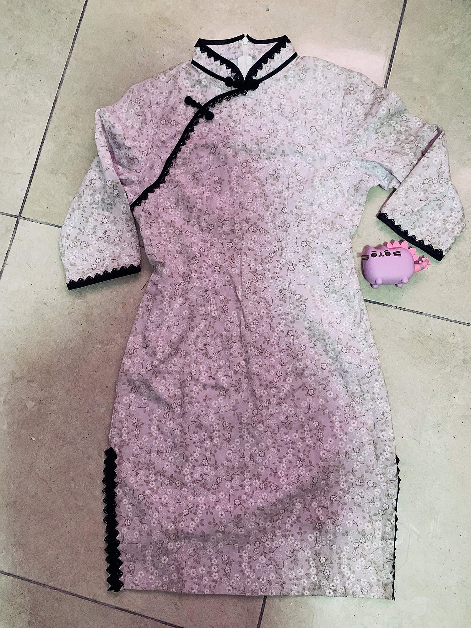 Qipao Lila con blanco