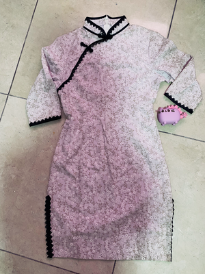 Qipao Lila con blanco