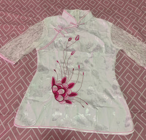 Blusa blanca flor de loto
