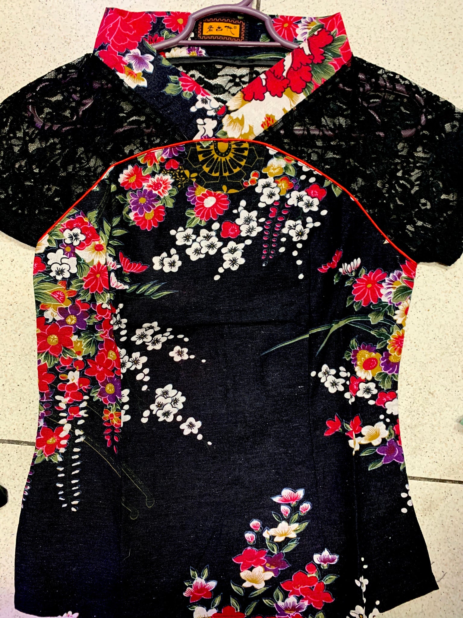 Blusa floral cuello mao